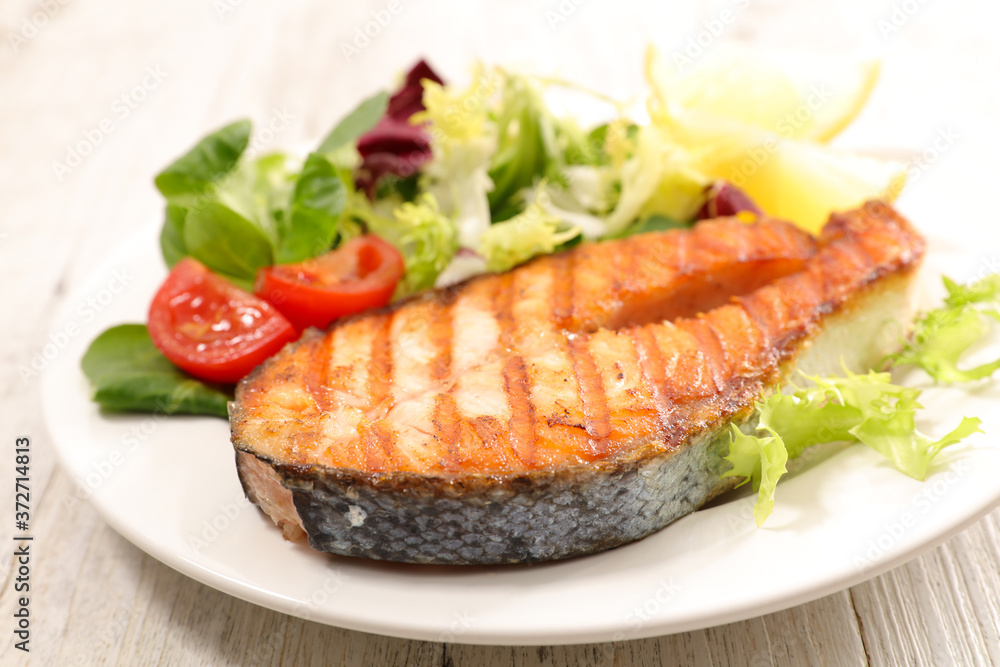 grilled salmon with lettuce and tomato grilled salmon with lettuce and tomato