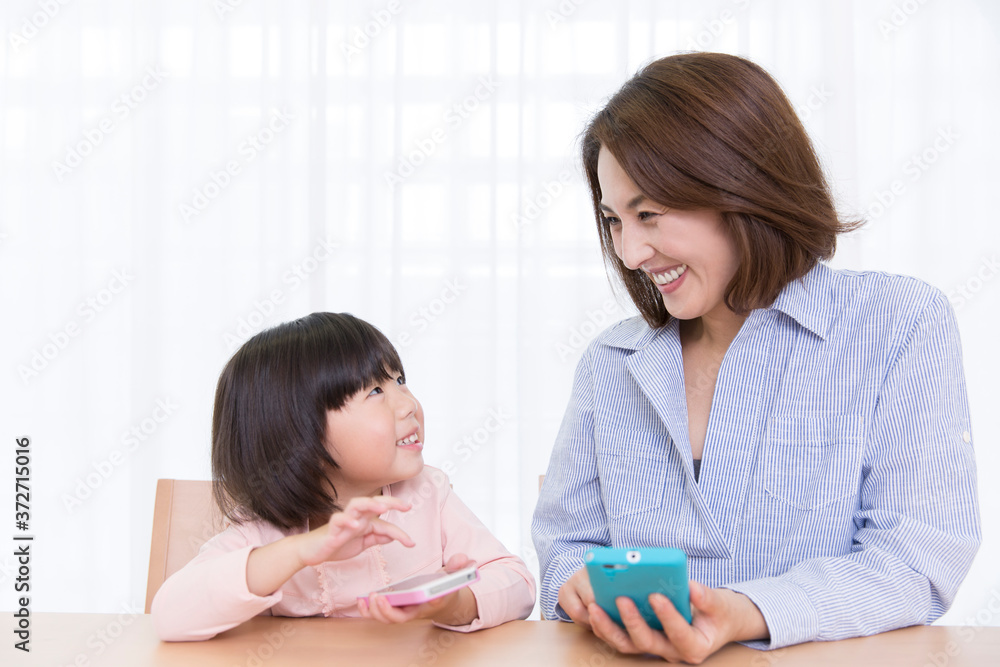 スマホを見る親子 スマホを見る親子
