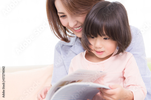 本の読み聞かせをする親子