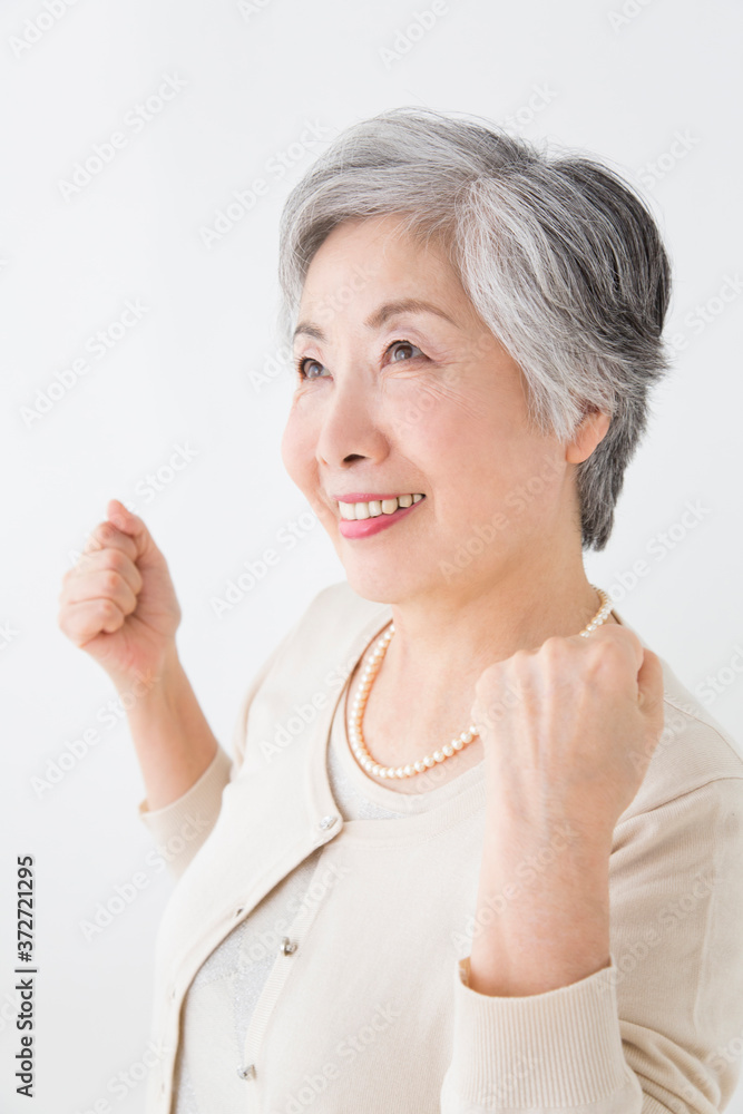 ガッツポーズをするシニア女性 ガッツポーズをするシニア女性