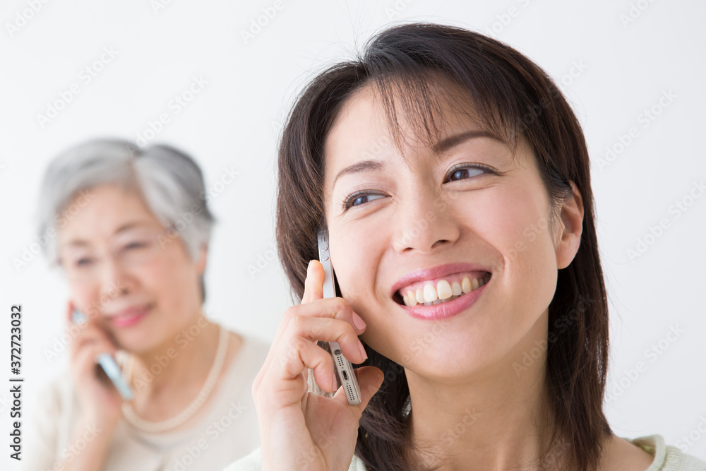電話する母と娘 電話する母と娘