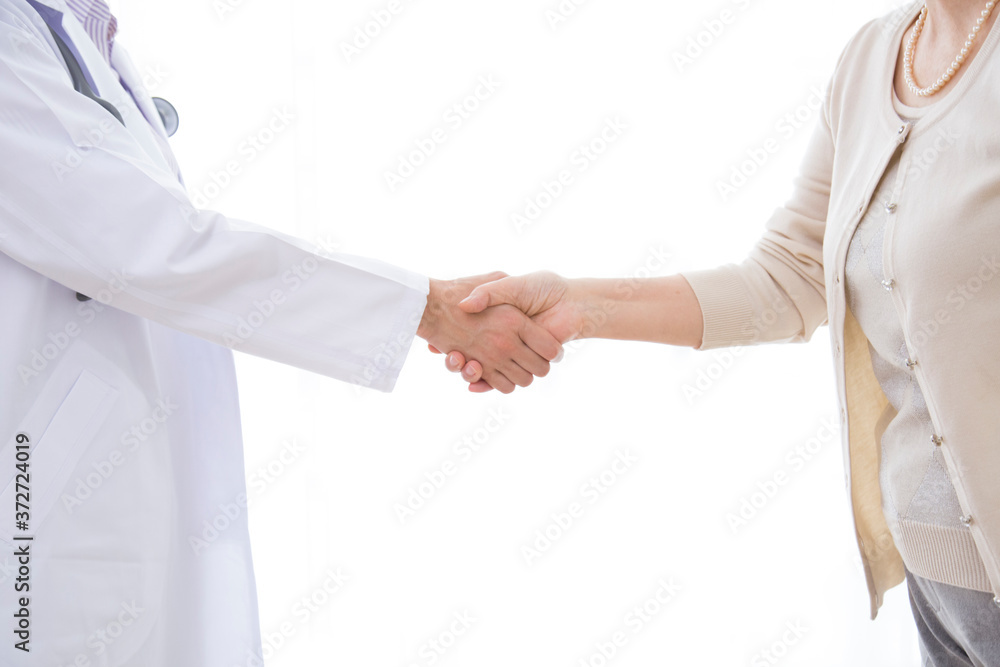 Fototapeta premium 握手する女医と患者