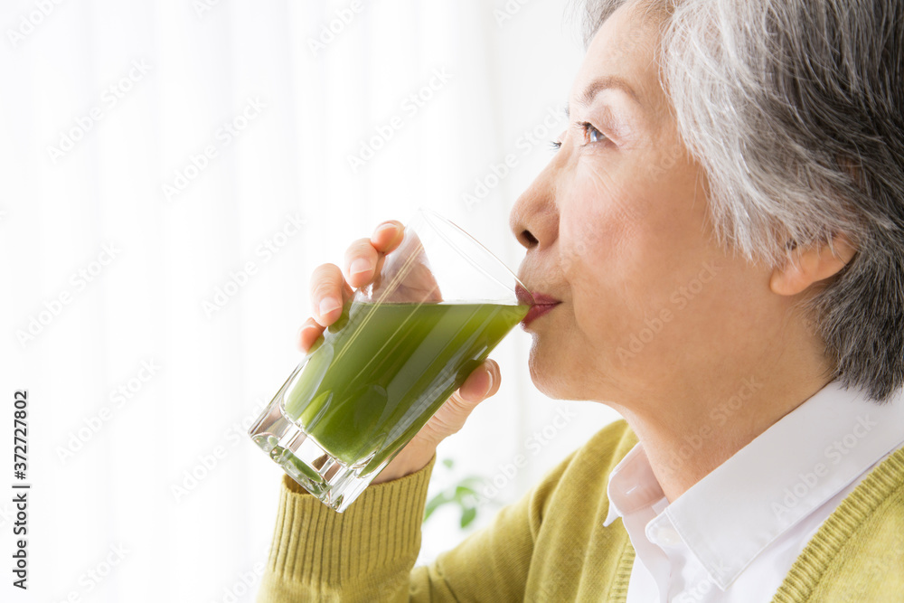 Φωτογραφία 青汁を飲むシニア女性