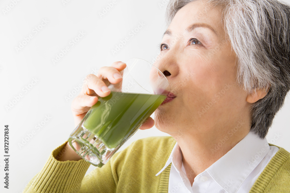 Φωτογραφία 青汁を飲むシニア女性