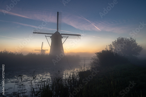 Blaue Stunde und Sonnenaufgang in Kinderdijk