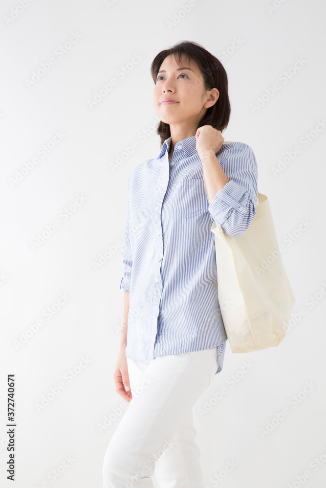 買い物する主婦