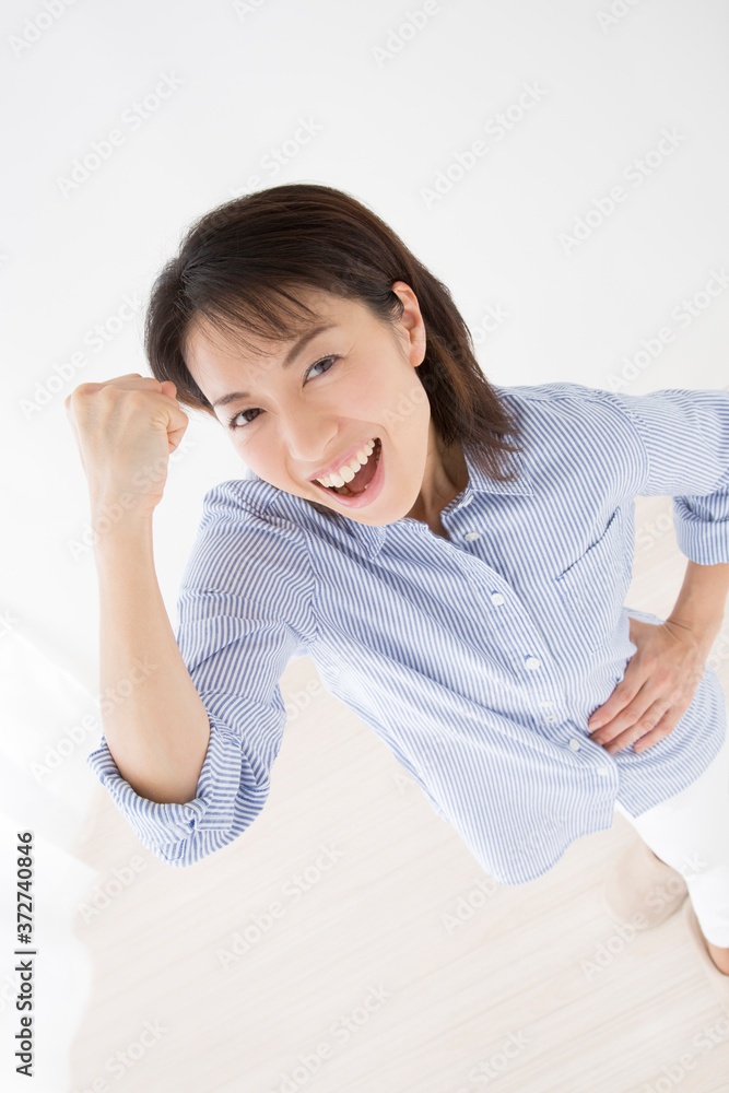 ガッツポーズをする女性 ガッツポーズをする女性