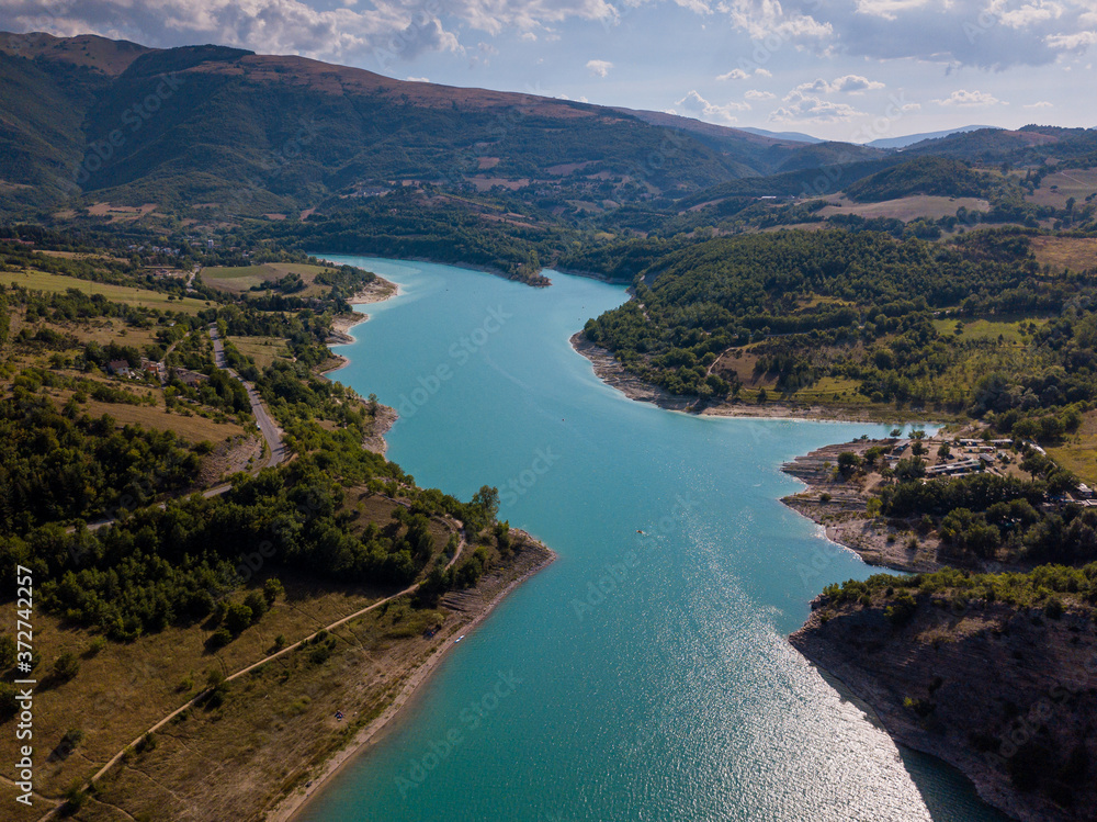 vista aerea del lago di Fiastra nella regione Marche