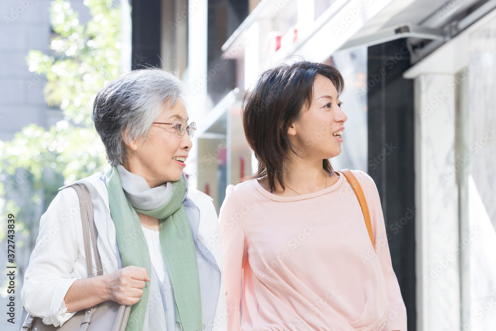 街を歩く母と娘 街を歩く母と娘
