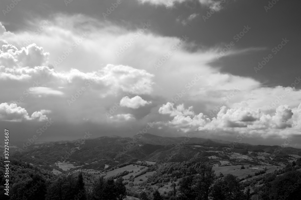 pochmurne niebo nad górami (czarno białe)