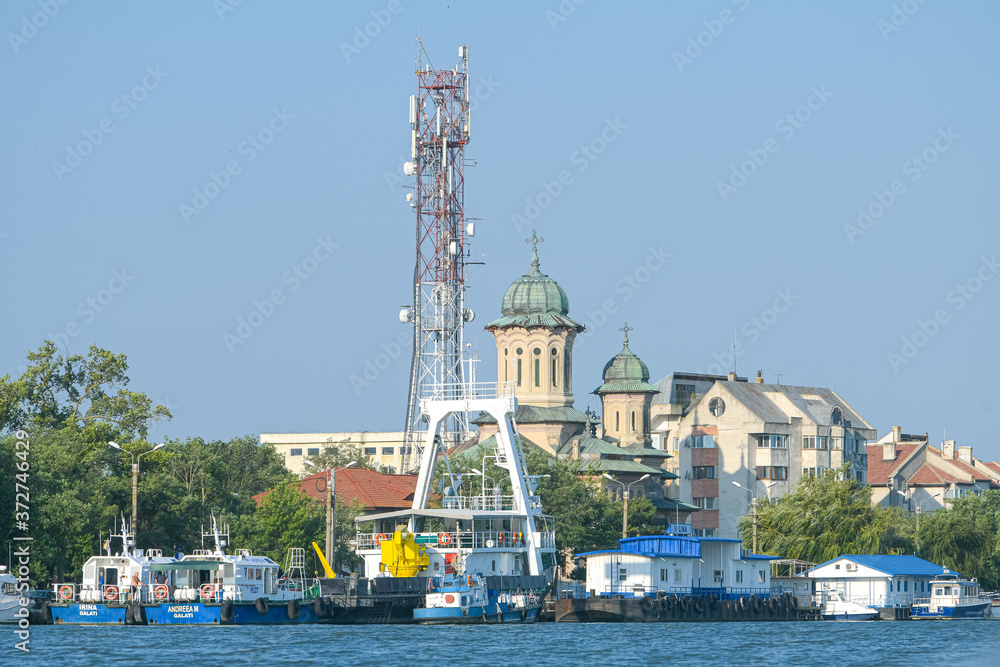 Obraz premium Sulina city in Danube Delta view from the river during a sunny morning