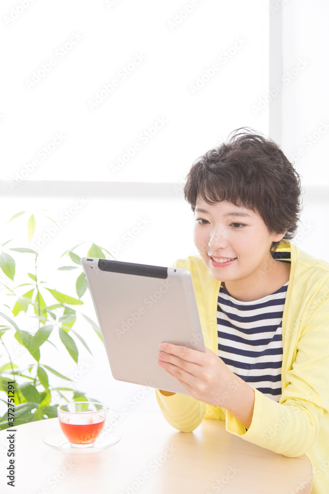 タブレットPCを見る女性 タブレットPCを見る女性