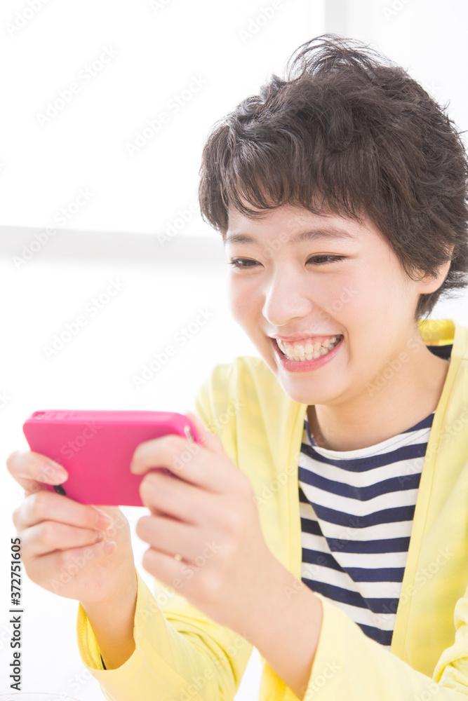 スマホを見る女性