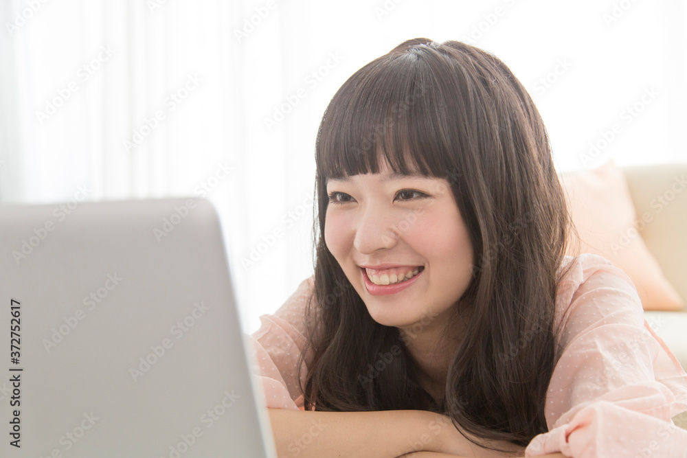 ノートパソコンを見る女性