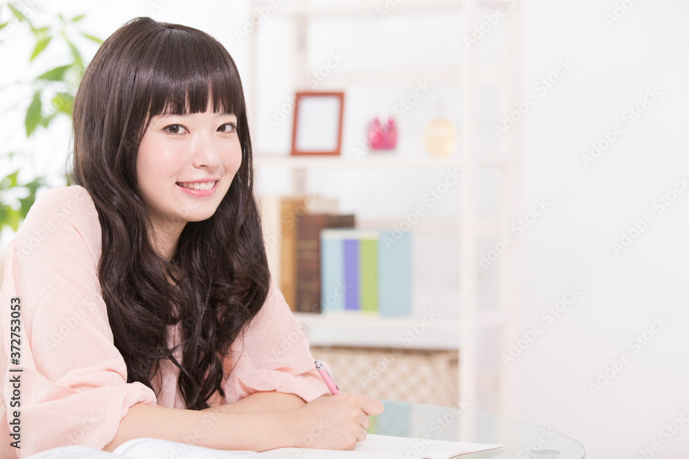 勉強する女性