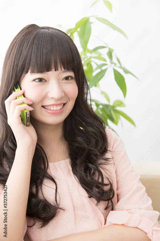 電話をする女性 電話をする女性