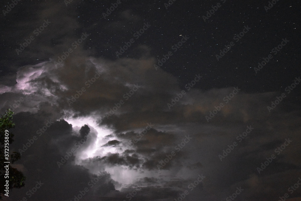 Relámpagos nocturnos en una noche estrellada