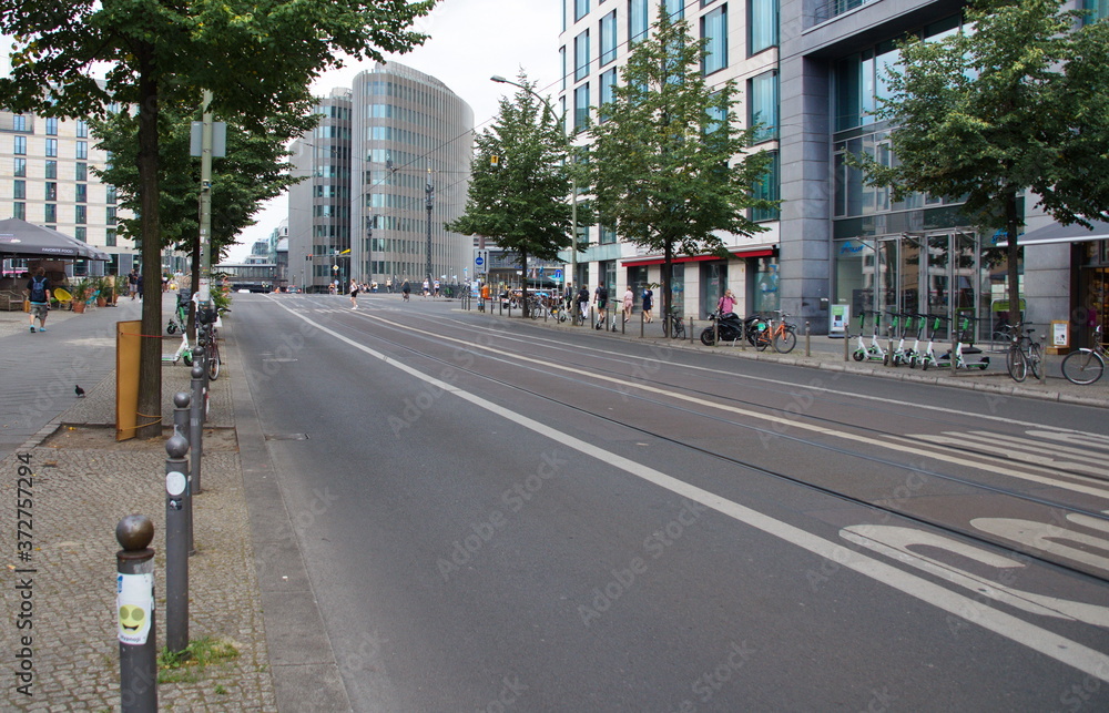 Wenig Verkehr an einem frühen Mittwochabend in der Berliner Friedrichstraße