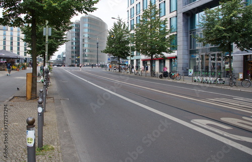Photography Wenig Verkehr an einem frühen Mittwochabend in der Berliner Friedrichstraße