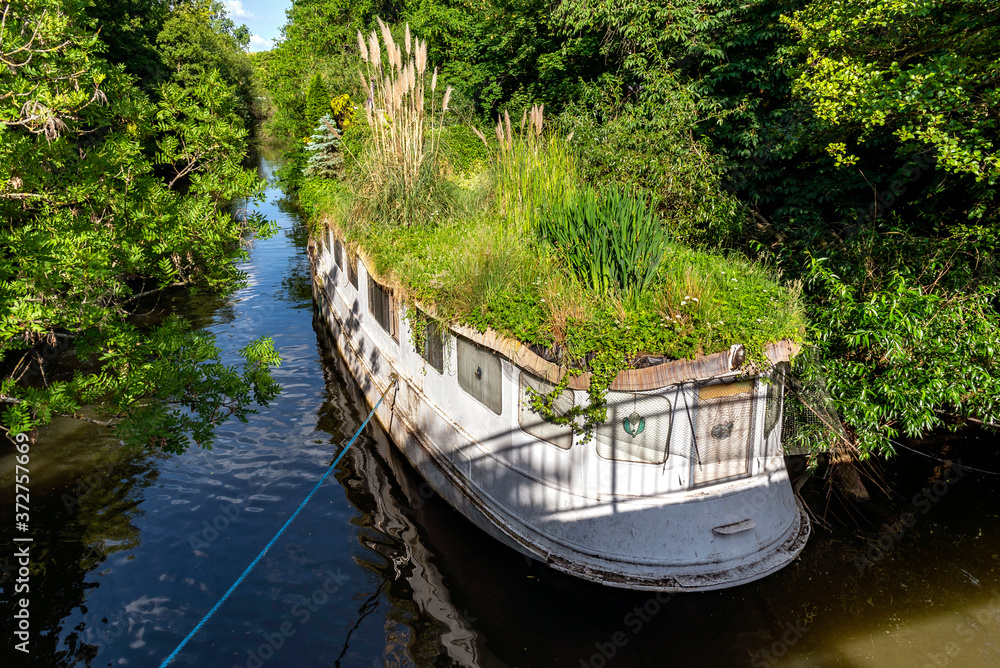 Hausboot in einem Seitenarm vom Main