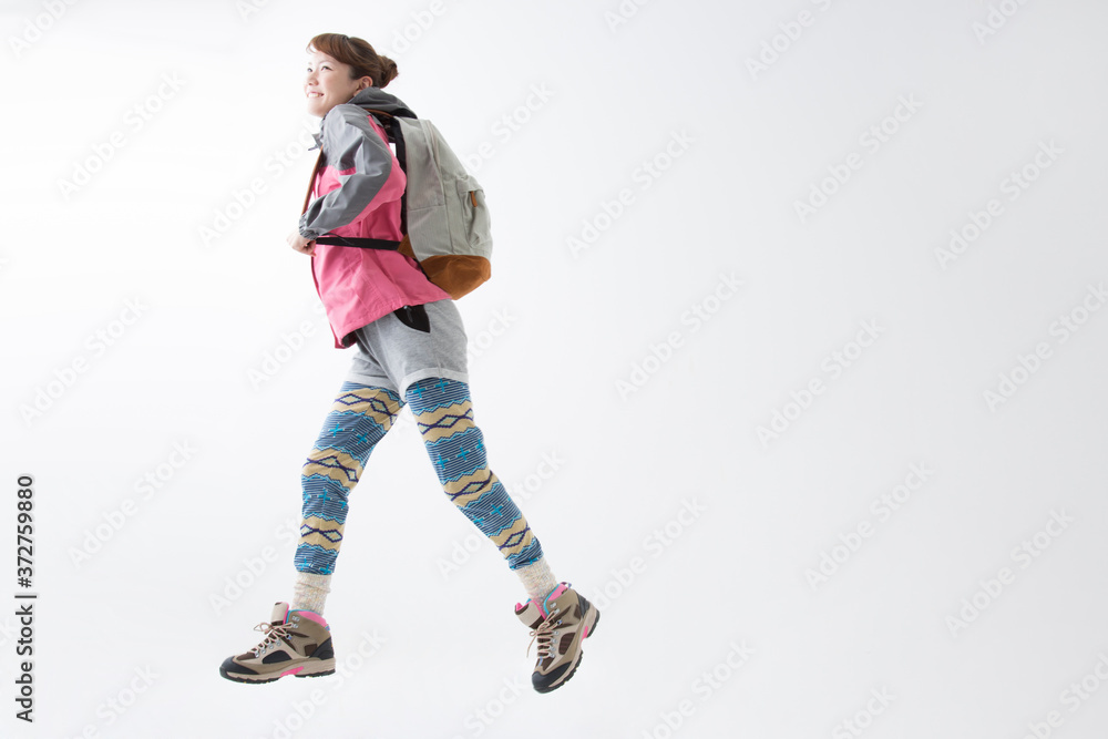 登山する女性 登山する女性