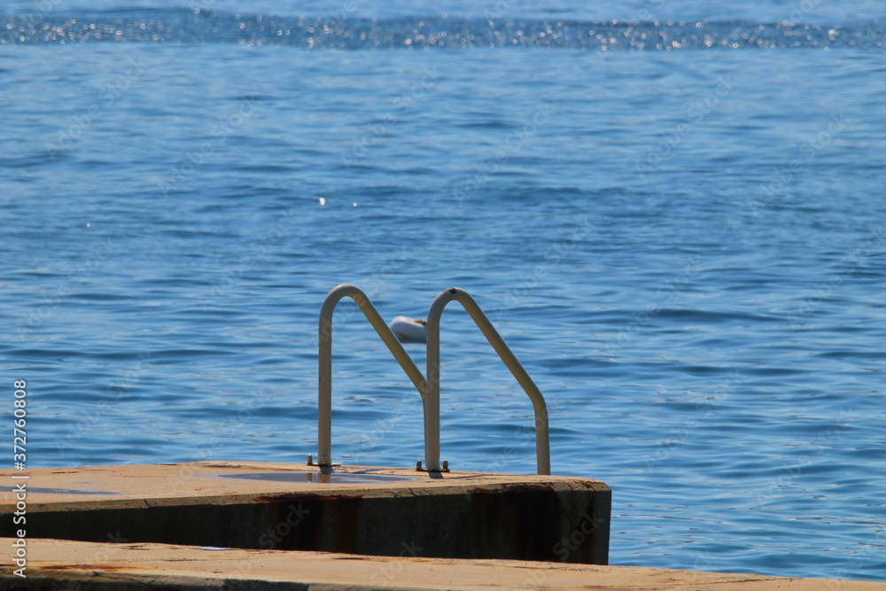 Fototapeta premium leiter ins wasser an einem bootssteg an der kroatischen küste