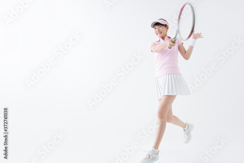 テニスをする女性 © Paylessimages