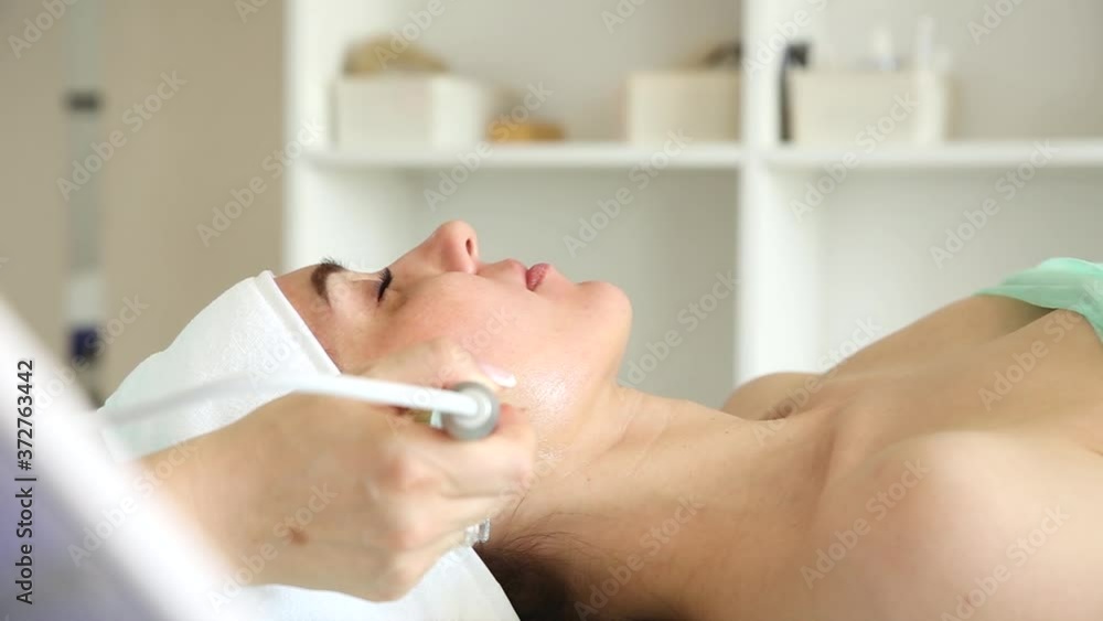 The cosmetologist will give the girl a biolifting procedure. The procedure helps to rejuvenate the skin, improve blood flow, raise muscle tone, prevent aging, pigmentation and the appearance of wrinkl The cosmetologist will give the girl a biolifting procedure. The procedure helps to rejuvenate the skin, improve blood flow, raise muscle tone, prevent aging, pigmentation and the appearance of wrinkl
