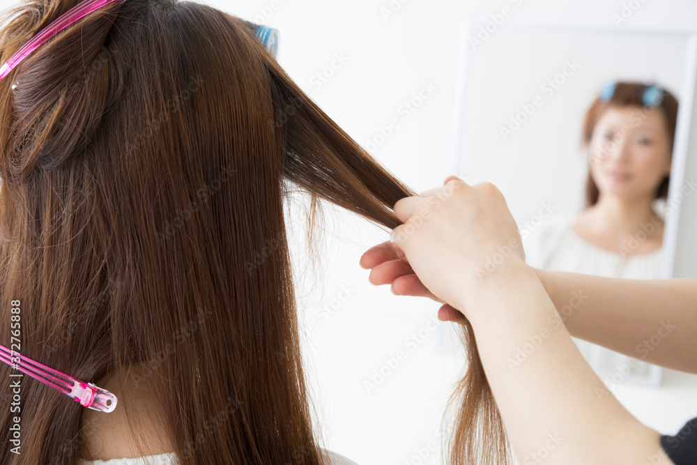Fototapeta premium ヘアセットする女性の髪の毛