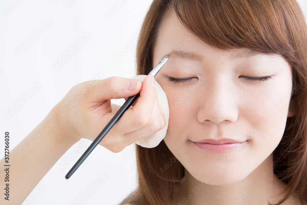 メイクをする女性 メイクをする女性