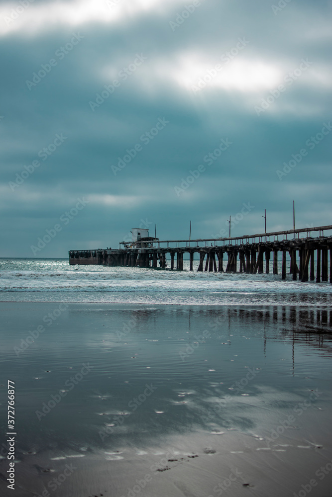 Obraz premium Pier in the sea