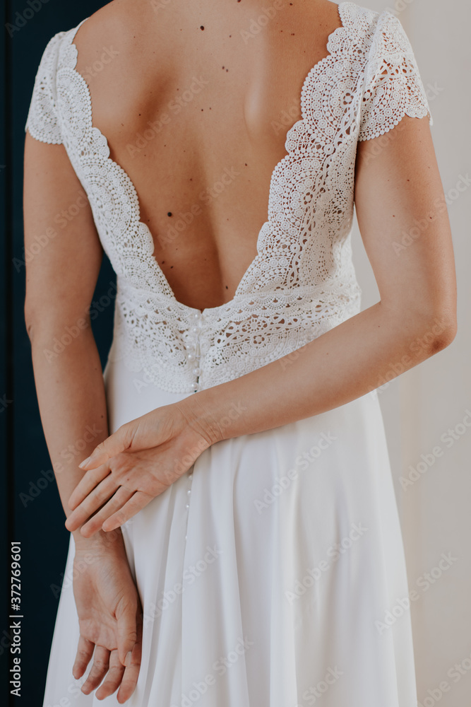 Le dos et les mains de la mariée Le dos et les mains de la mariée