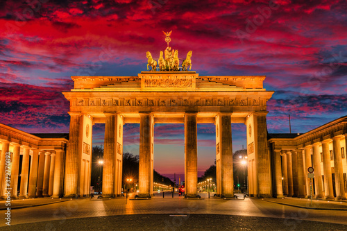 Sonnenuntergang am Brandenburger Tor in Berlin, Deutschland