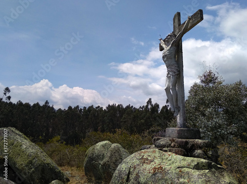 Usme, Bogotá / Colombia; 1 de marzo de 2019 - Antigua estatua de Jesucristo ubicada en las montañas entre el bosque photo