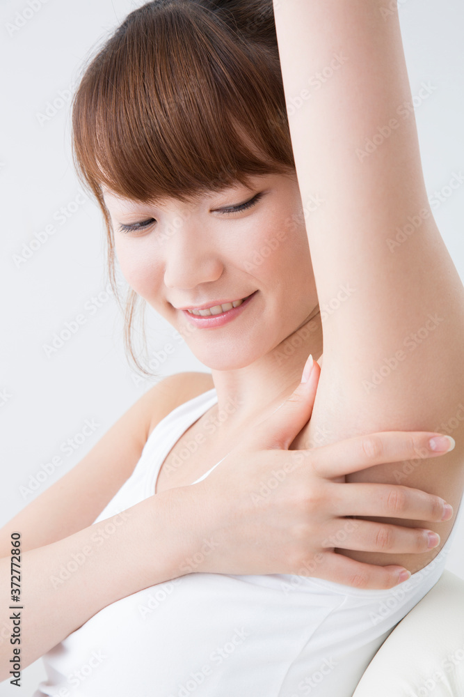 脇をチェックする女性