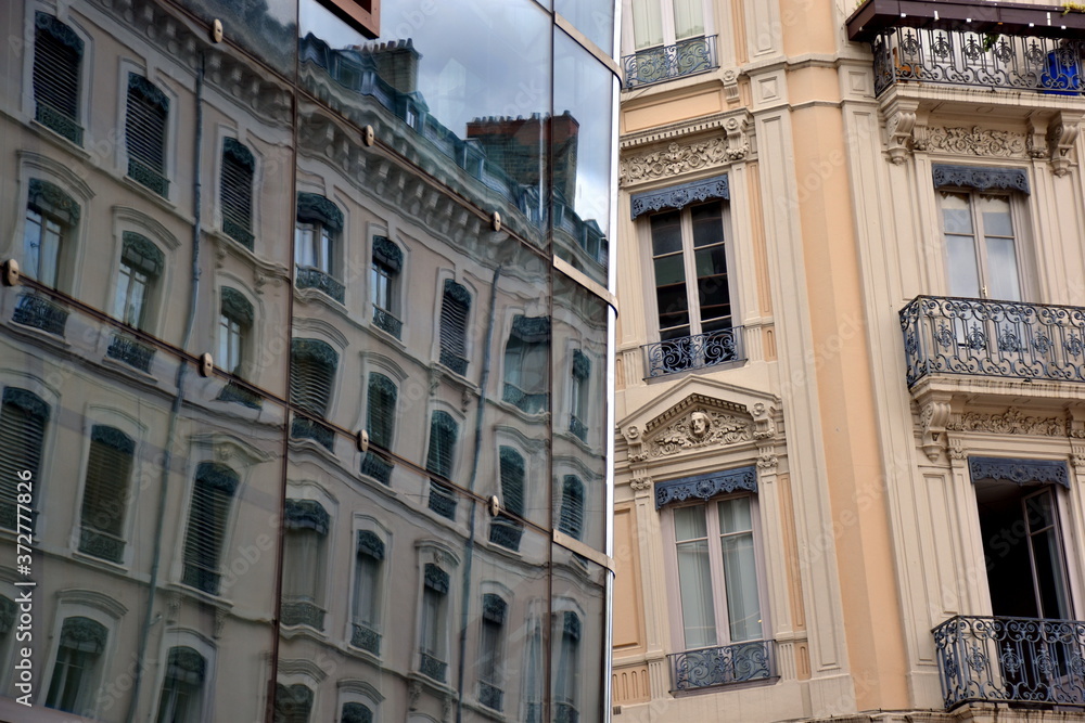 Fassadenspiegelung in der Altstadt von Lyon