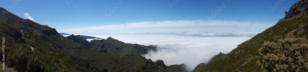 Madère,  le Pico Ruivo stoppe les nuages..