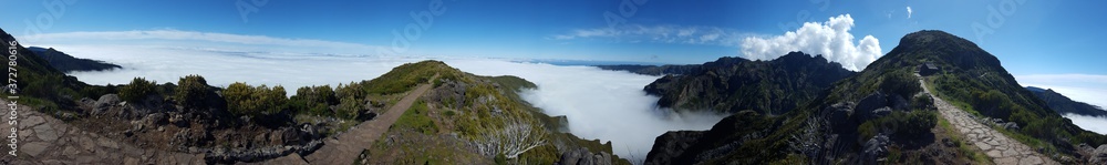 Madère, panorama du Pico Ruivo et sa mer de nuages..