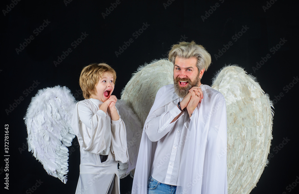 Obraz premium Father and son Angels. Valentines angels. Happy father with little son in angel costumes. Valentines day. Cute angel. Little cupid boy gives father gift. Halloween angels.