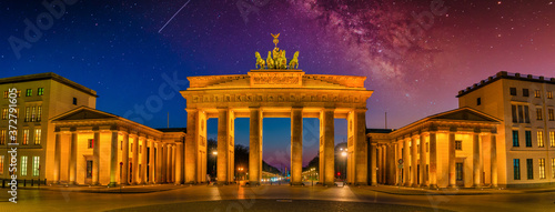 Panorama vom Brandenburger Tor am Pariser Platz in Berlin, Deutschland photo