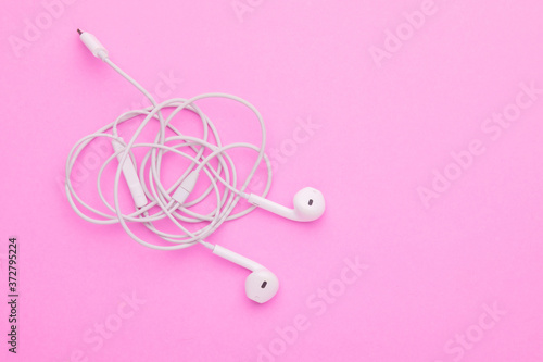 Εκτύπωση καμβά White tangle earphone on pink background