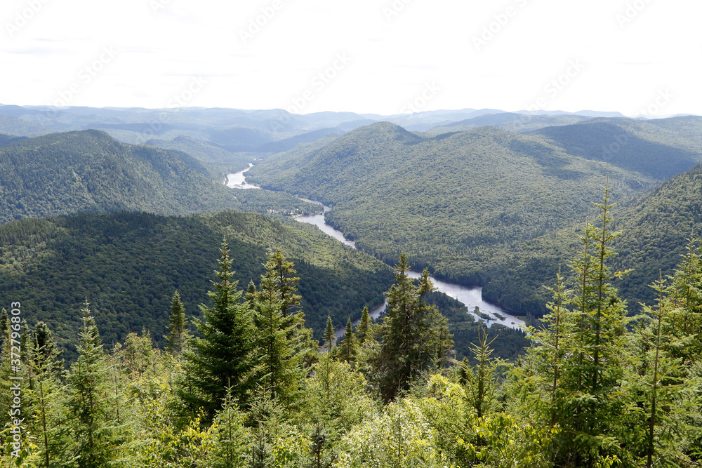 Le sentier Les Loups avec une vue des vallées de la Jacques-Cartier à Québec Le sentier Les Loups avec une vue des vallées de la Jacques-Cartier à Québec