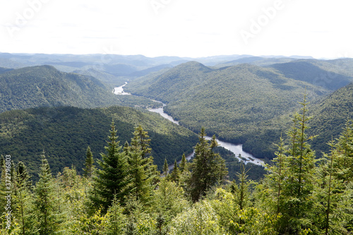 Le sentier Les Loups avec une vue des vall  es de la Jacques-Cartier    Qu  bec