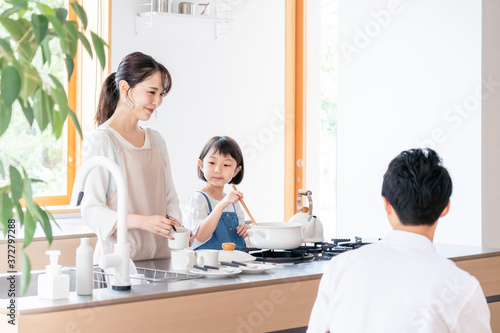 キッチンで料理する家族・ファミリー