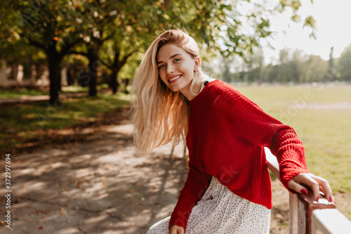 Fotografía Smiling blonde woman laughing on the street cheerfully