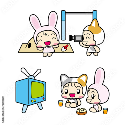 ビデオを撮影して遊ぶねことうさぎの着ぐるみを着た子供たち