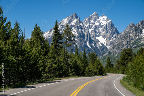 Canvas Print The road going through Grand Teton National Park in Wyoming