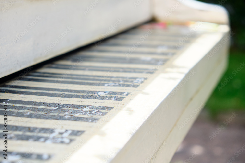 Obraz premium Abstract piano keys from a wooden piano in the street