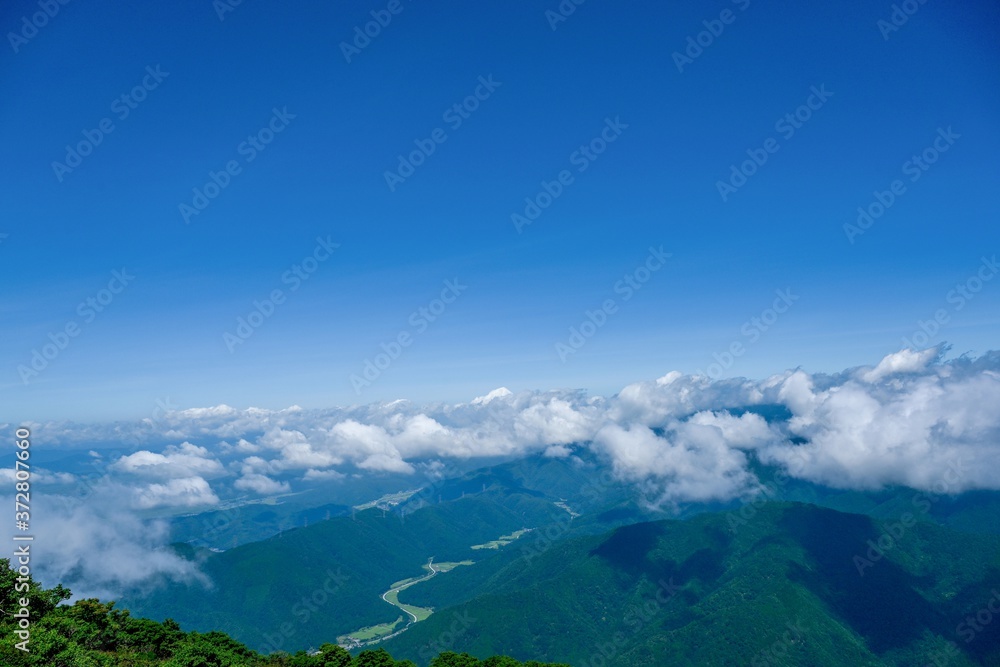 伊吹山の山頂付近から見下ろす夏の情景＠滋賀