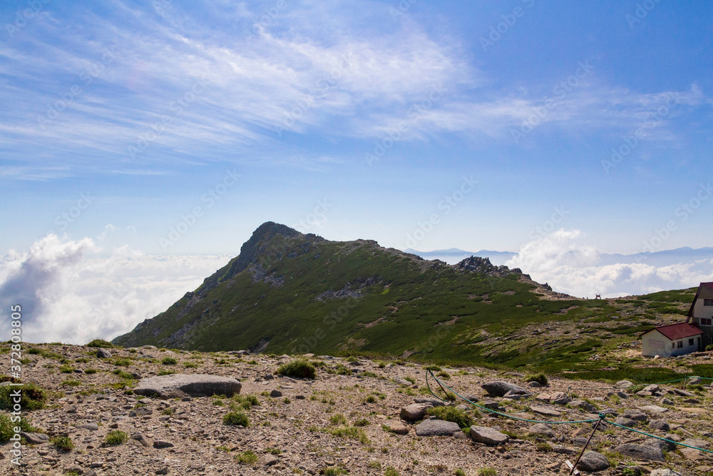 Obraz premium 中央アルプス・木曽駒ヶ岳 登山道から望む 伊那前岳と乗越浄土